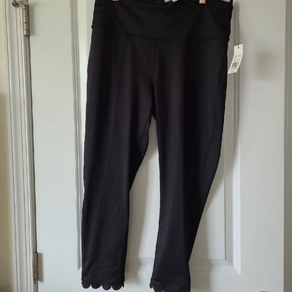 Crown and Ivy Scallop Leggings